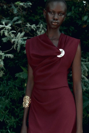 Платье миди с золотистой деталью- Заказать в России