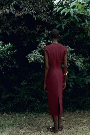 Платье миди с золотистой деталью- Заказать в России