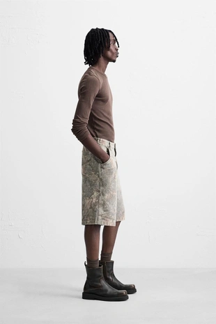 Бермуды RELAXED FIT с абстрактным принтом- Заказать в России