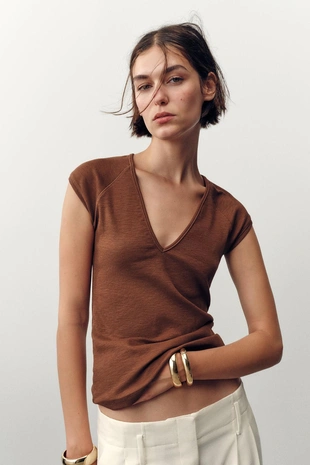 Футболка в рубчик с V-образным вырезом- Заказать в России