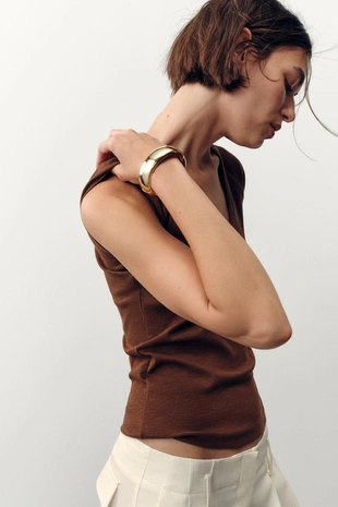 Футболка в рубчик с V-образным вырезом- Заказать в России