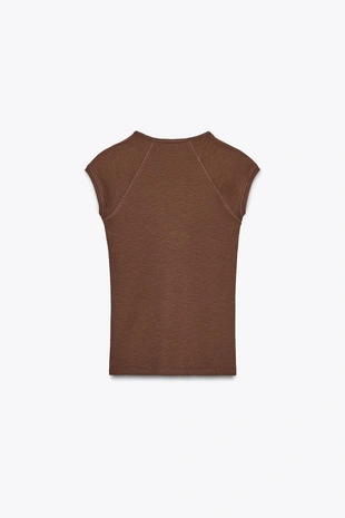 Футболка в рубчик с V-образным вырезом- Заказать в России