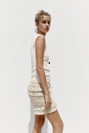 Футболка в рубчик с V-образным вырезом- Заказать в России