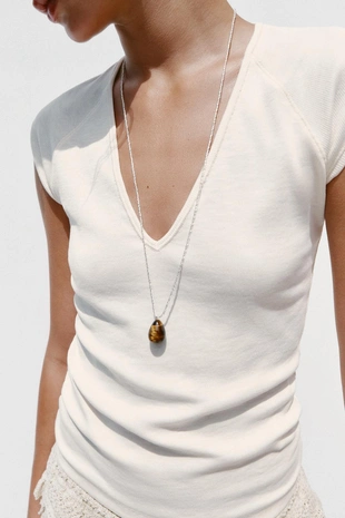 Футболка в рубчик с V-образным вырезом- Заказать в России