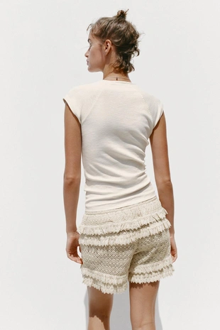 Футболка в рубчик с V-образным вырезом- Заказать в России