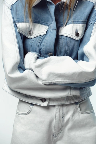 Комбинированная джинсовая куртка Z1975- Заказать в России