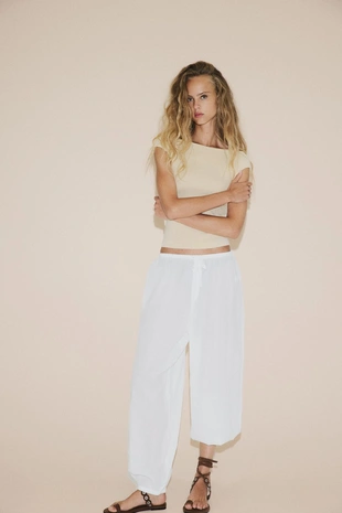 Однотонный топ с вырезом лодочкой