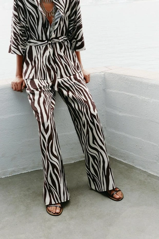 Брюки с анималистическим принтом- Заказать в России