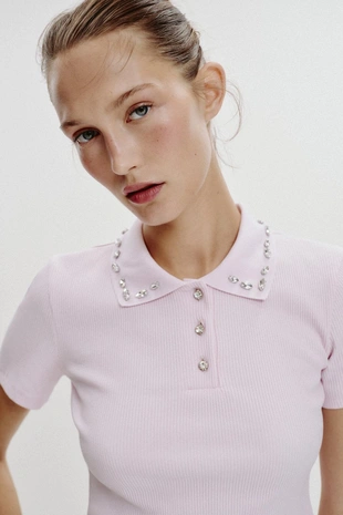 Поло в рубчик с воротником, декорированным драгоценностями