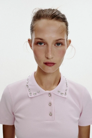 Поло в рубчик с воротником, декорированным драгоценностями