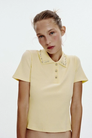 Поло в рубчик с воротником, декорированным драгоценностями