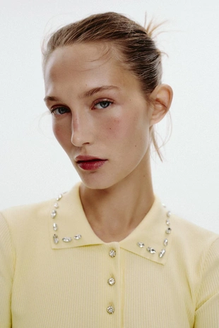 Поло в рубчик с воротником, декорированным драгоценностями