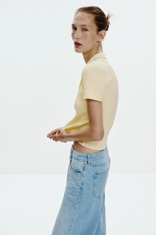 Поло в рубчик с воротником, декорированным драгоценностями