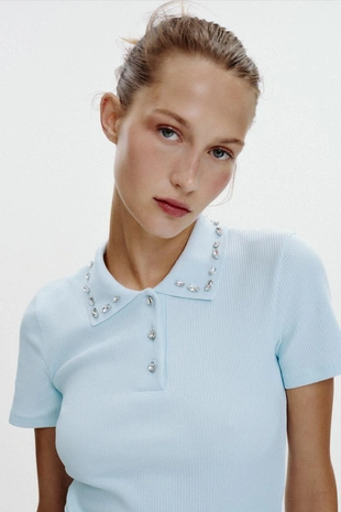 Поло в рубчик с воротником, декорированным драгоценностями- Заказать в России