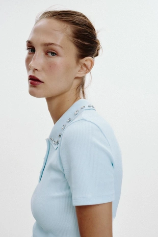 Поло в рубчик с воротником, декорированным драгоценностями- Заказать в России