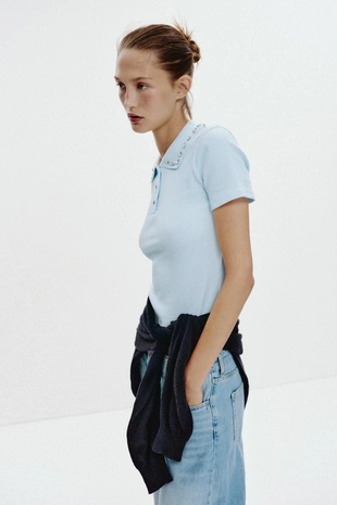 Поло в рубчик с воротником, декорированным драгоценностями- Заказать в России