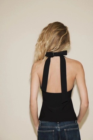 Топ с горловиной халтер и бантом на спине