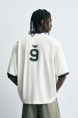 Поло с ретро-принтом футбольного мяча- Заказать в России