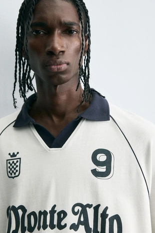 Поло с ретро-принтом футбольного мяча- Заказать в России