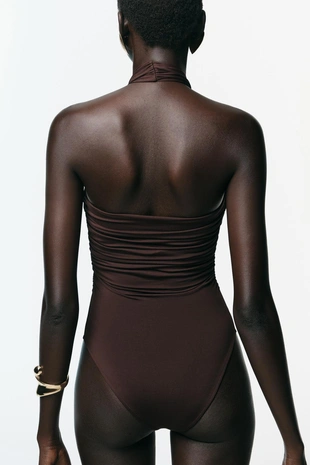 Боди из полиамида с горловиной халтер и металлической деталью- Заказать в России