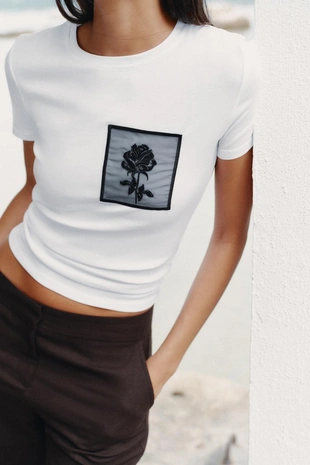 Футболка с карманом и цветком- Заказать в России