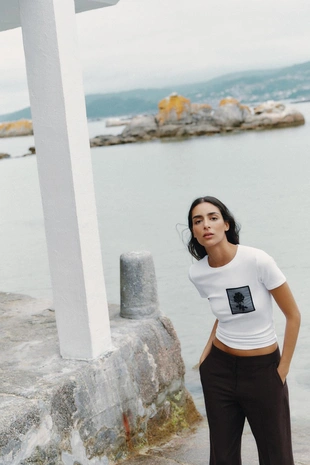 Футболка с карманом и цветком- Заказать в России