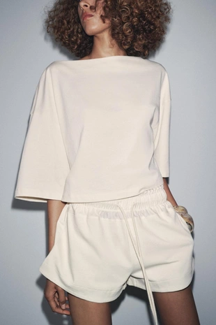 Хлопковая футболка с вырезом лодочкой- Заказать в России