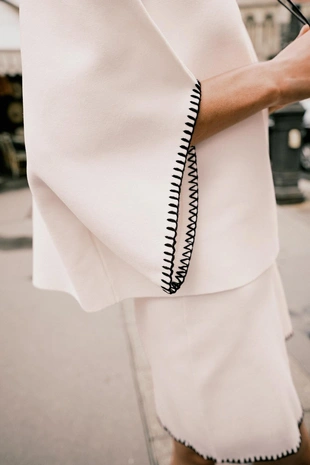 Трикотажный боди с контрастной вышивкой- Заказать в России