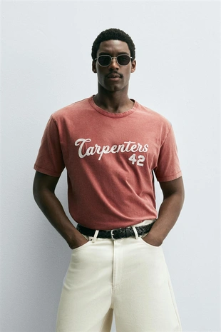 Футболка с вышивкой и эффектом потертости- Заказать в России