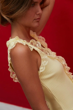 Топ с кружевом и пуговицами