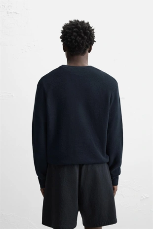 Джемпер классического кроя с рельефной тканью- Заказать в России