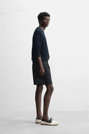 Джемпер классического кроя с рельефной тканью- Заказать в России