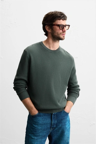 Джемпер классического кроя с рельефной тканью