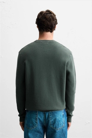 Джемпер классического кроя с рельефной тканью