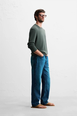 Джемпер классического кроя с рельефной тканью