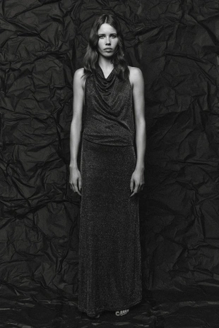 Длинное платье с открытой спиной и металлизированной нитью- Заказать в России