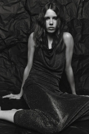 Длинное платье с открытой спиной и металлизированной нитью- Заказать в России