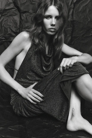 Длинное платье с открытой спиной и металлизированной нитью- Заказать в России