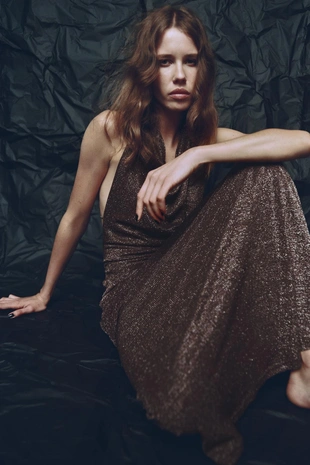 Длинное платье с открытой спиной и металлизированной нитью- Заказать в России