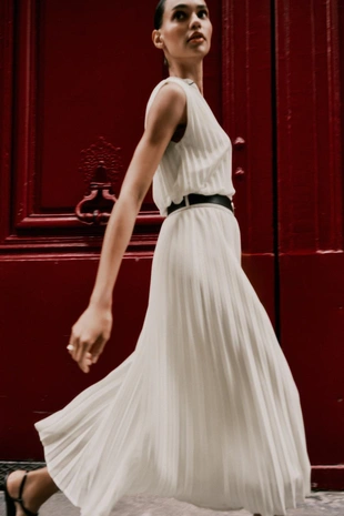 Плиссированная блузка с контрастными деталями- Заказать в России