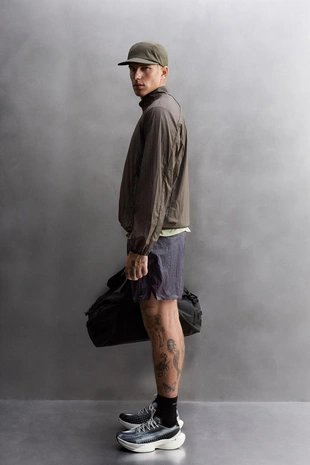 Легкая куртка из высокотехнологичной ткани- Заказать в России