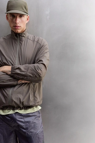 Легкая куртка из высокотехнологичной ткани- Заказать в России