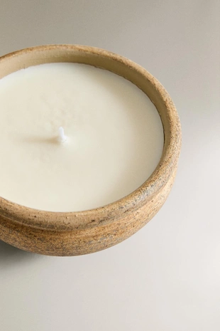 Подарочная свеча с ароматом кожи и ладана 220 г- Заказать в России