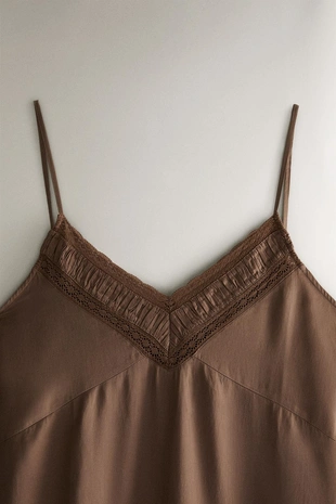 Ночная сорочка из сатина с украшением на груди- Заказать в России