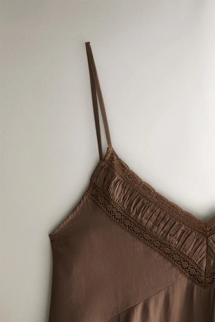 Ночная сорочка из сатина с украшением на груди- Заказать в России