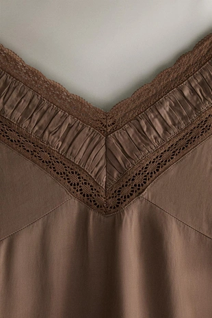 Ночная сорочка из сатина с украшением на груди- Заказать в России