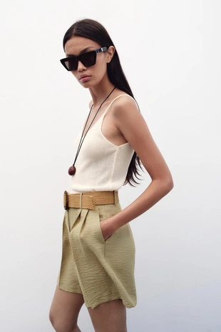 Шорты с ремнем и защипами- Заказать в России