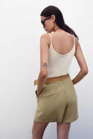 Шорты с ремнем и защипами- Заказать в России