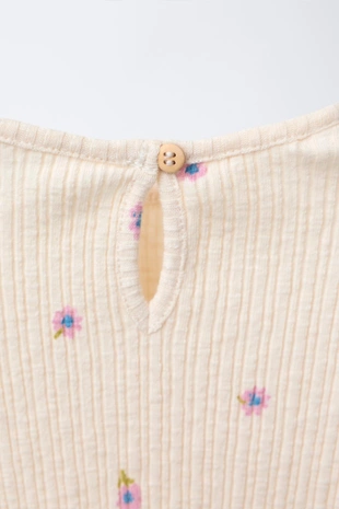 Футболка с цветочным рельефом