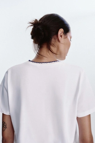 Футболка с текстом и трикотажным воротником- Заказать в России